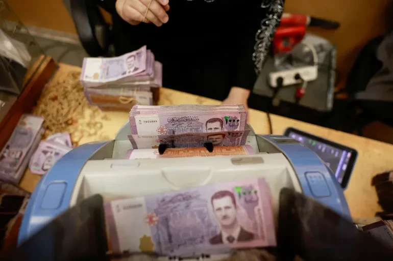 الليرة السورية ارتفعت مقابل الدولار في تعاملات السوق الموازية (رويترز)