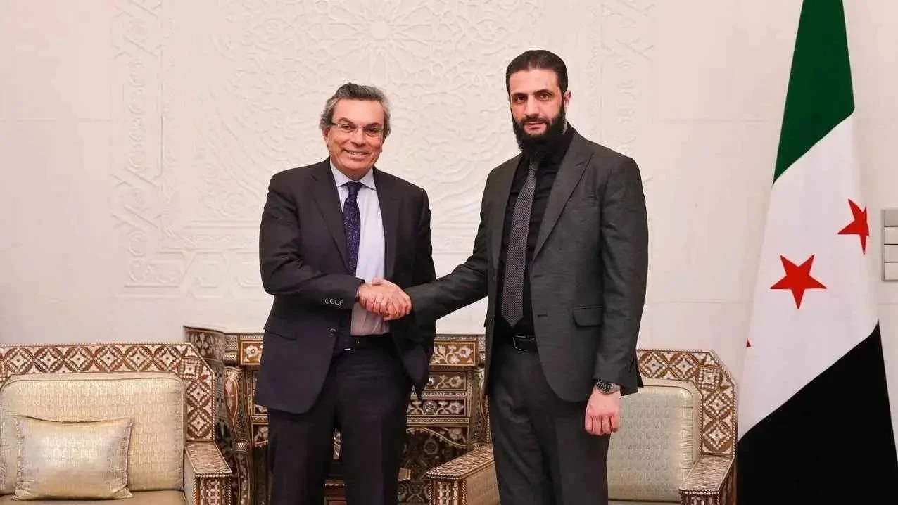 الرئيس السوري أحمد الشرع برفقة رئيس مجلس إدارة “مدنية”، أيمن أصفري في قصر الشعب