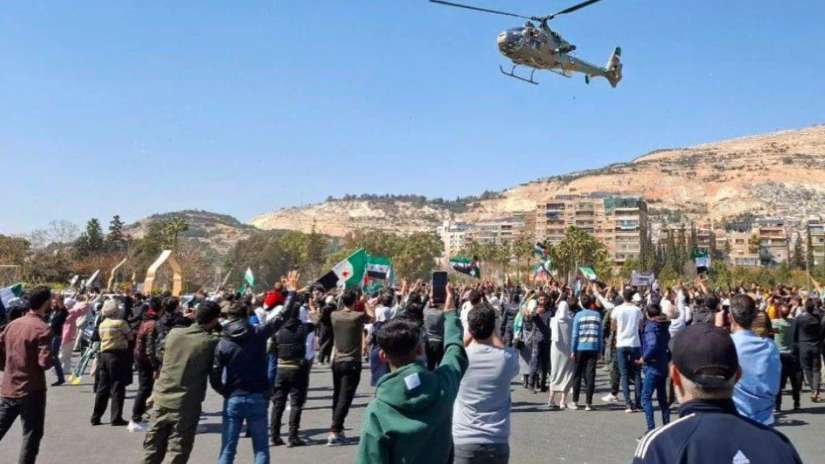 حوامة ترمي الورود على المحتفلين بغيد الثورة السورية المجيدة