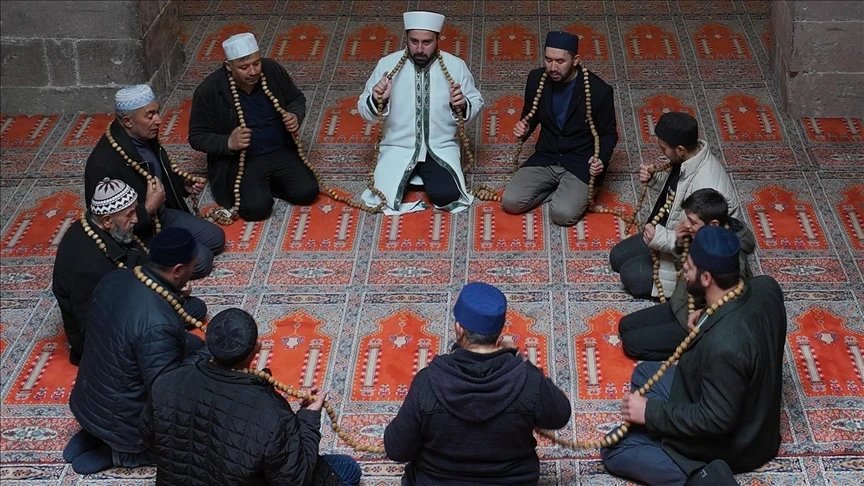 أثناء التسبيح بالسبحة في جامع "سيواسي هاتون" بولاية قيصري