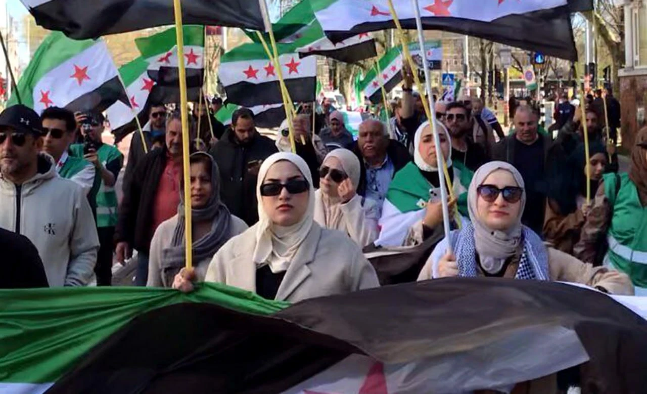 من تظاهرة  الجالية السورية في هولندا/ سانا