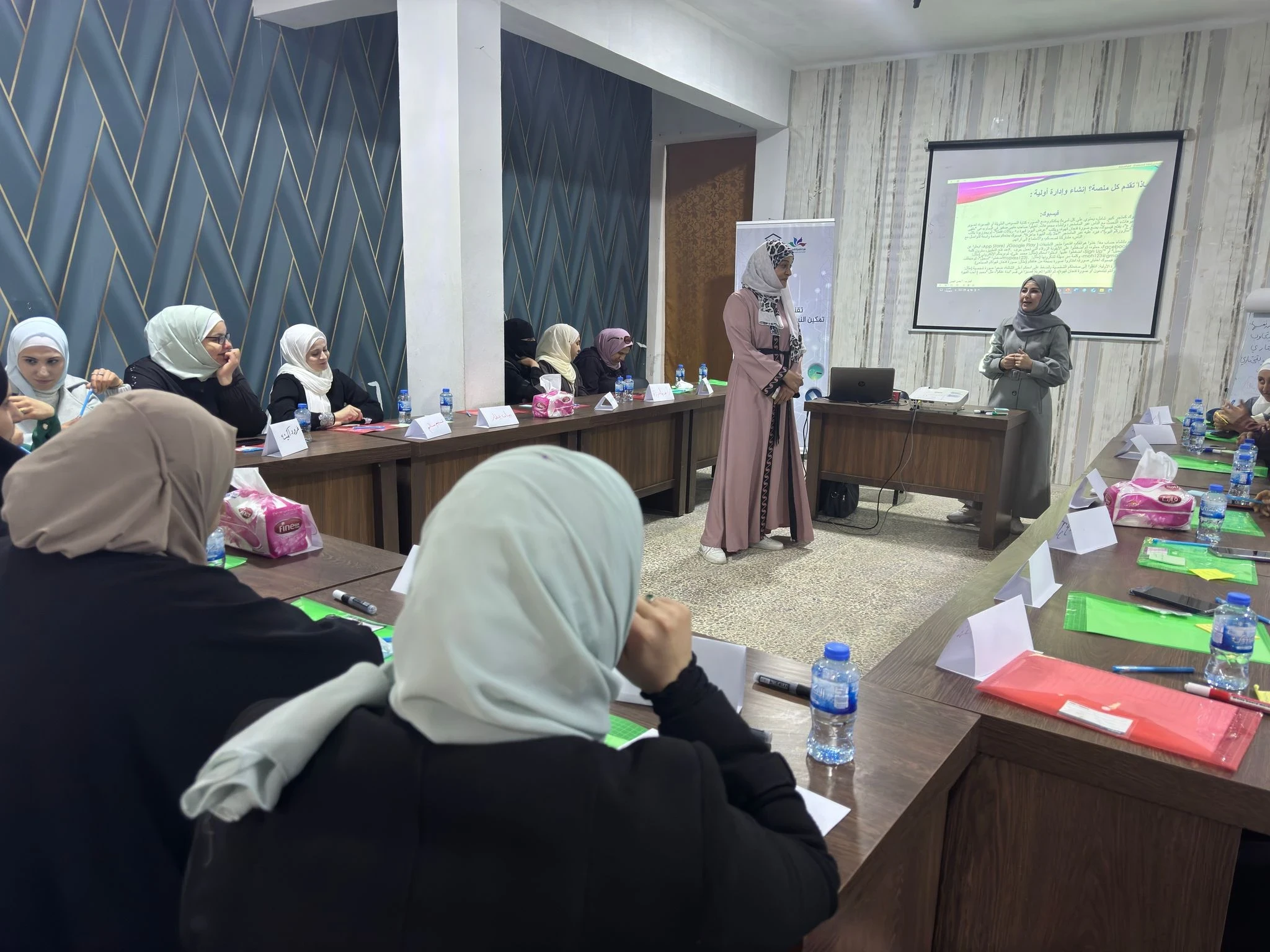 عشرون سيدة من معرة مصرين يشاركن في تدريب على إدارة وسائل التواصل الاجتماعي بتنظيم من شبكة المرأة السورية