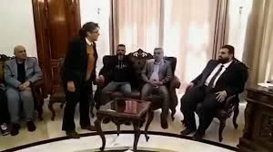 الناشطة السورية غادة الشعراوي أمام محافظ السويداء