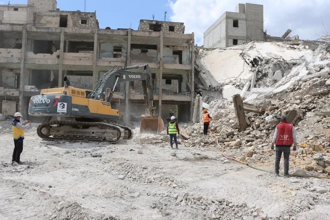 أعمال ترحيل الركام من المناطق المنكوبة بحلب