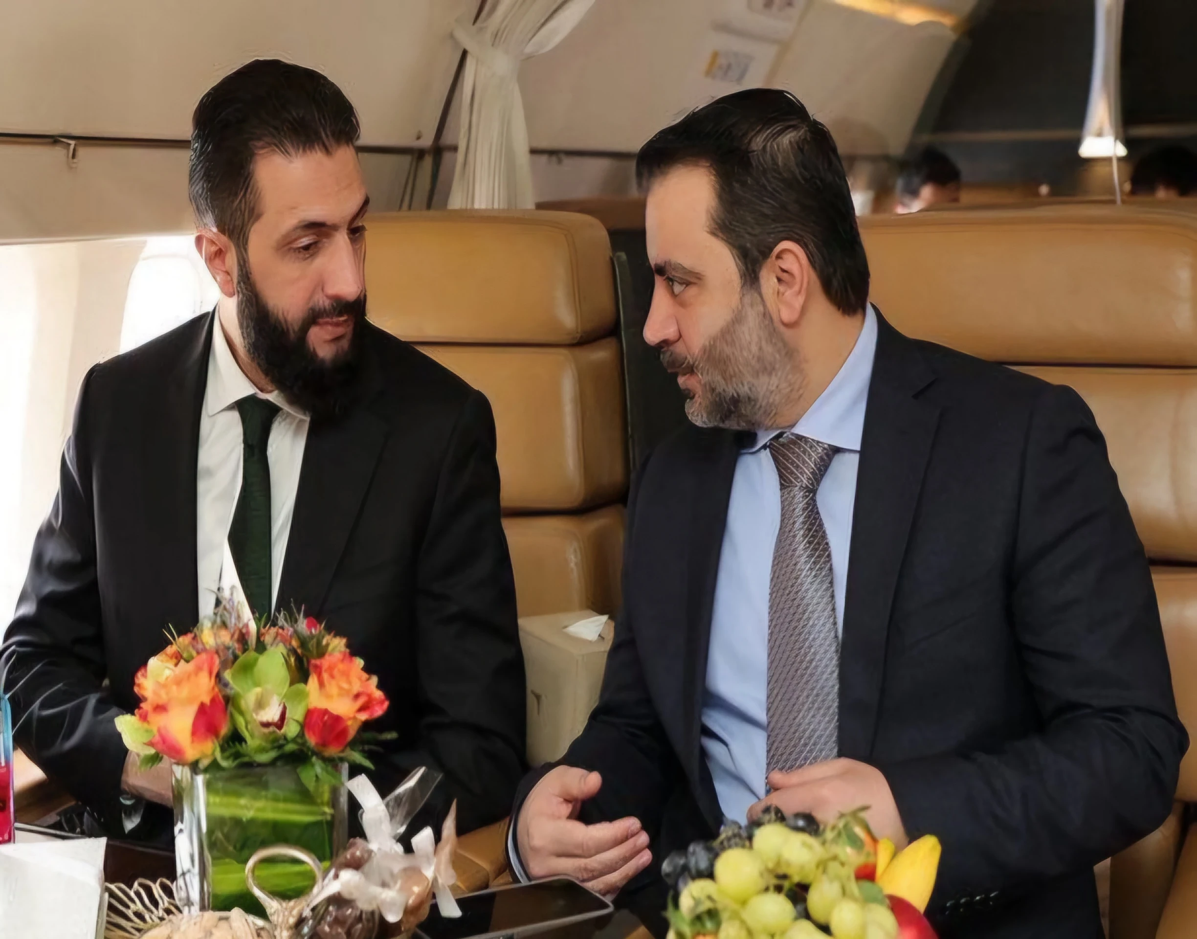 الرئيس أحمد الشرع ووزير خارجية اسعد الشيباني  متجهين للامارات