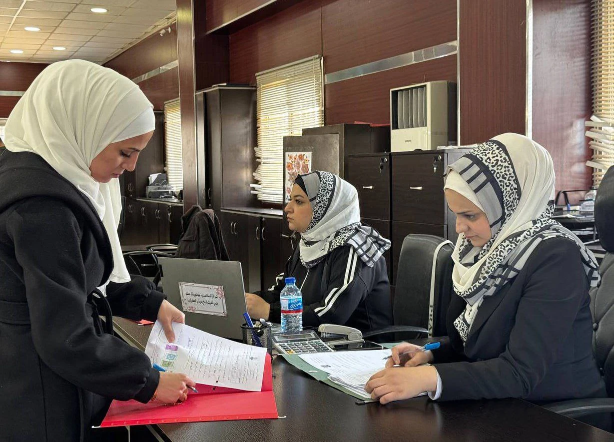 المواطنين يتلقون الخدمات في الشيخ نجار الصناعية