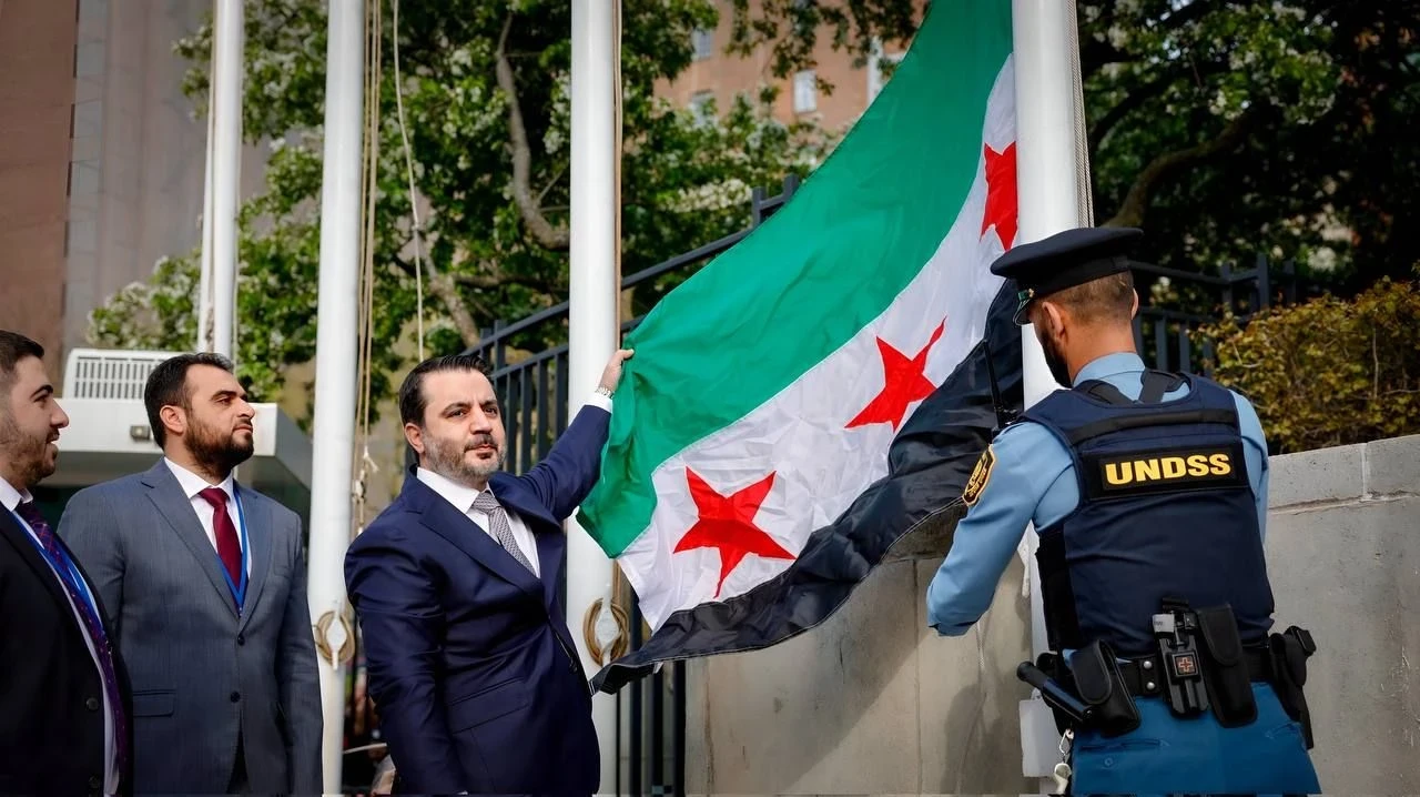 لحظة رفع العلم السوري الجديد في مقر الأمم المتحدة
