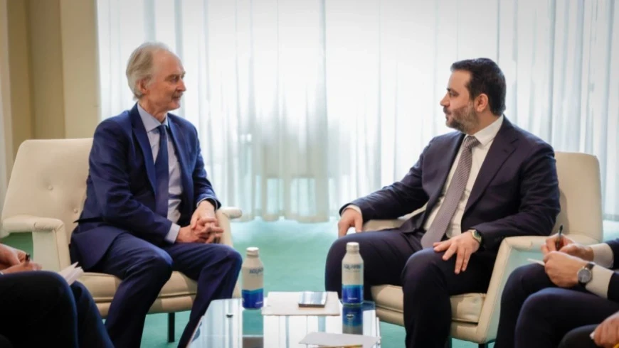 وزير الخارجية السوري أسعد الشيباني ومبعوث الأمم المتحدة إلى سوريا غير بيدرسون خلال لقاء لهما في نيويورك (سانا)