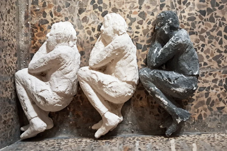 من الأعمال التشكيلية  في المعرض