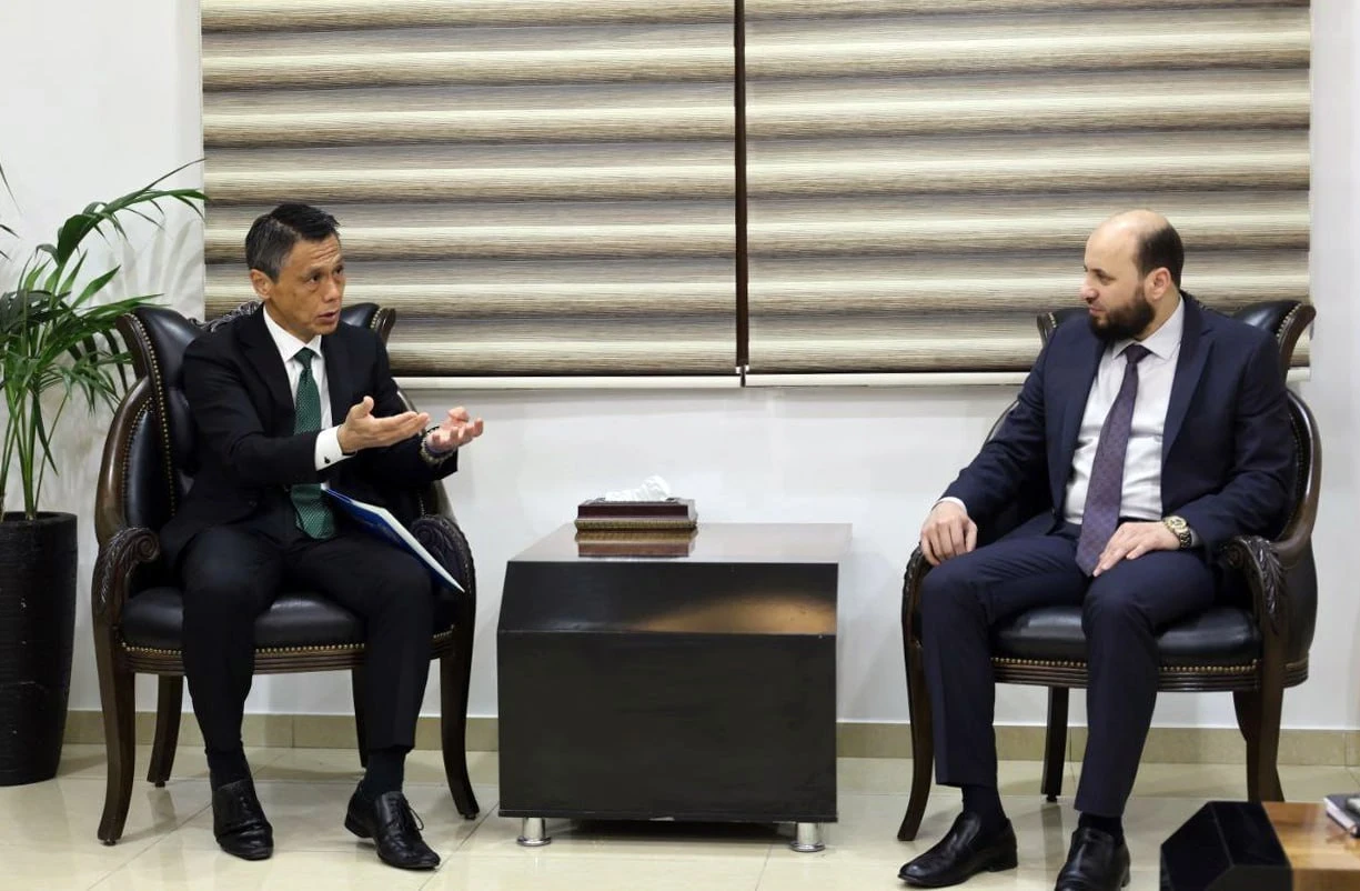 وزير الطاقة المهندس محمد البشير، خلال لقائه اليوم ممثل منظمة الأمم المتحدة للطفولة (اليونيسف) في سوريا، السيد ياسوماسا كيمورا،/ سانا