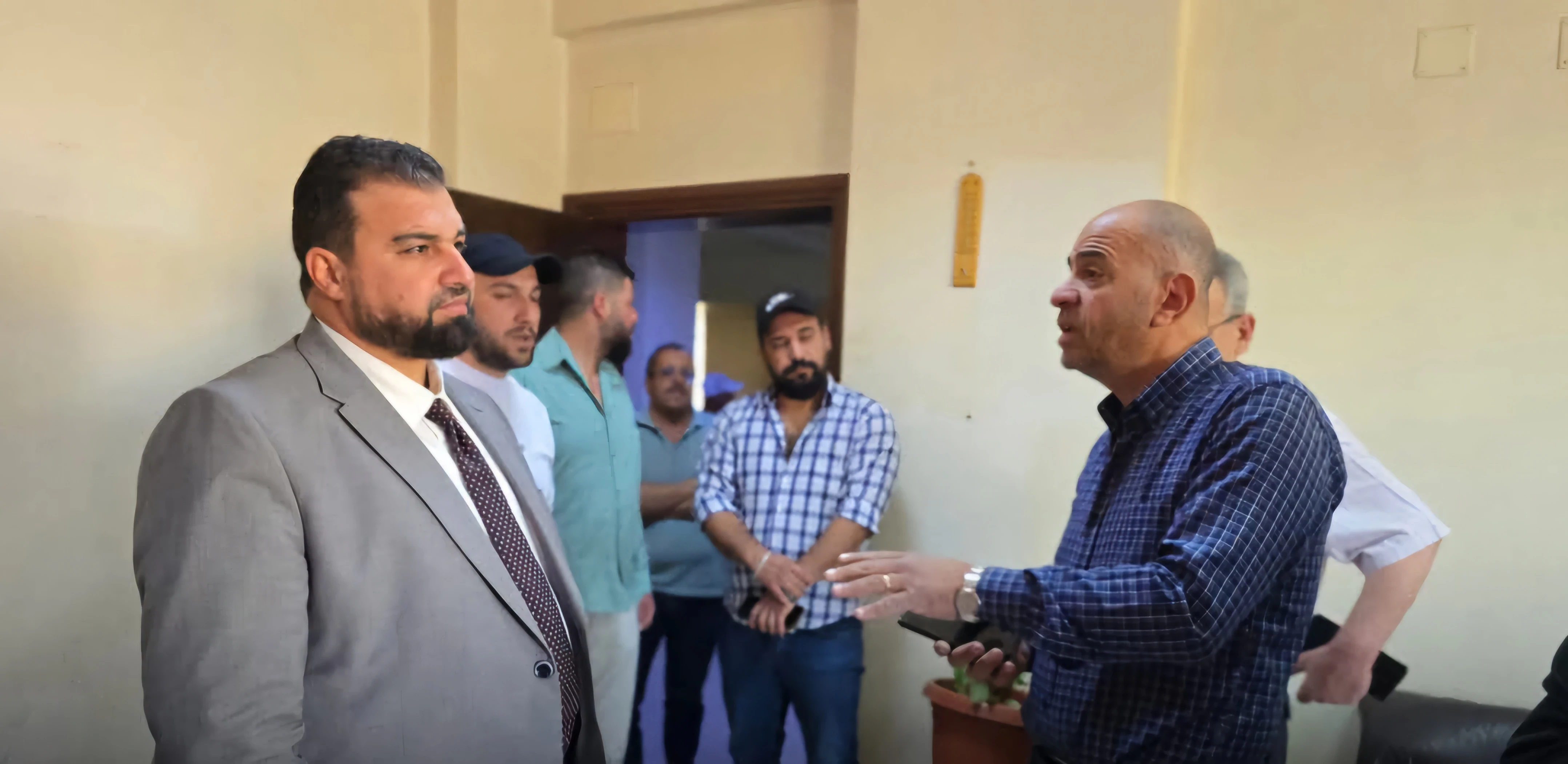 محافظ السويداء  يستمع للعاملين
