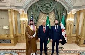 الرئيس السوري أحمماند الشرع مع الرئيس الأمريكي دونالد ترامب وولي العهد السعودي محمد بن  سل