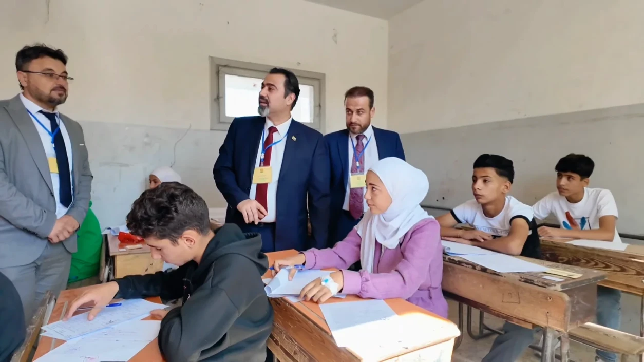 زيارة وزير التربية للطلاب في قاعة الامتحانات