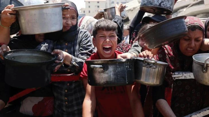 أطفال غزة أمام نقطة توزيع الطعام