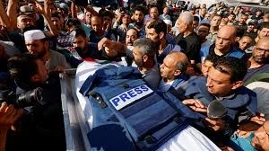 تشييع أحد الصحفيين بعد قصف مستشفى ناصر من قبل دولة الاحتلال في غزة