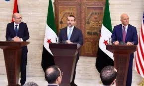 وزير خارجية سوريا أسعد الشيباني ووزير خارجية الأردن أيمن الصفدي ومبعوث امريكا لسوريا توماس باراك