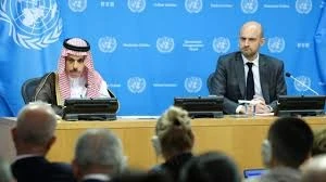 وزير خارجية فرنسا جان نويل بارو ووزير خارجية السعودية فيصل بن فرحان