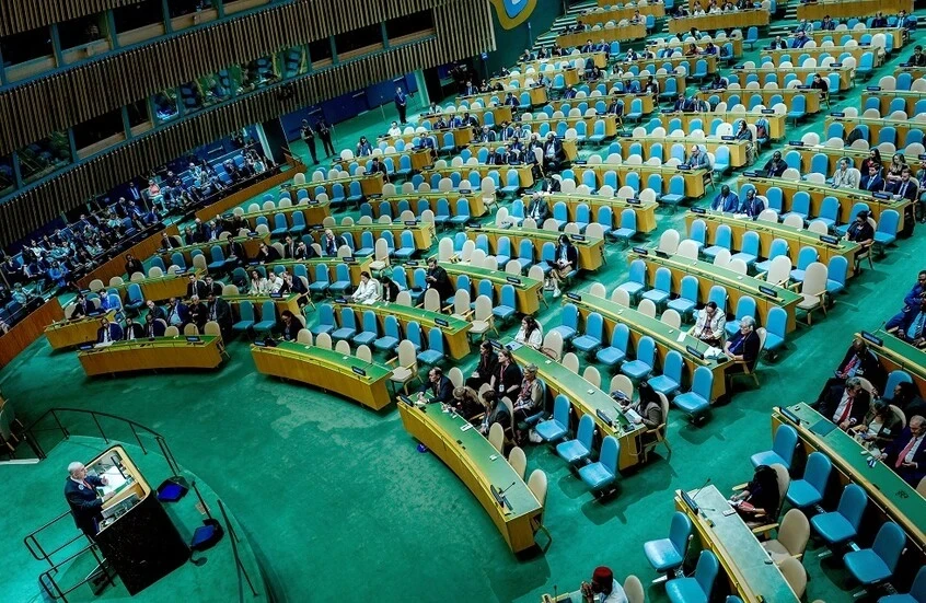 بنيامين نتنياهو يلقي كلمة في صالة شبه فارغة