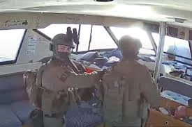 جنود اسرائيليون على متن سفينة من اسطول الصمود