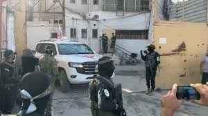 سيارات الصليب الأحمر تقل الأسرى الإسرائيليين