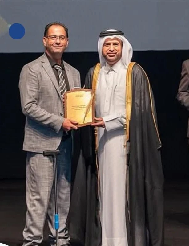 الروائي السوري ربيع فريد مرشد يتسلم الجائزة