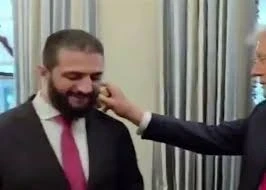 الرئيس الأمريكي دونالد ترامب يصمخ الرئيس السوري أحمد الشرع بالعطر