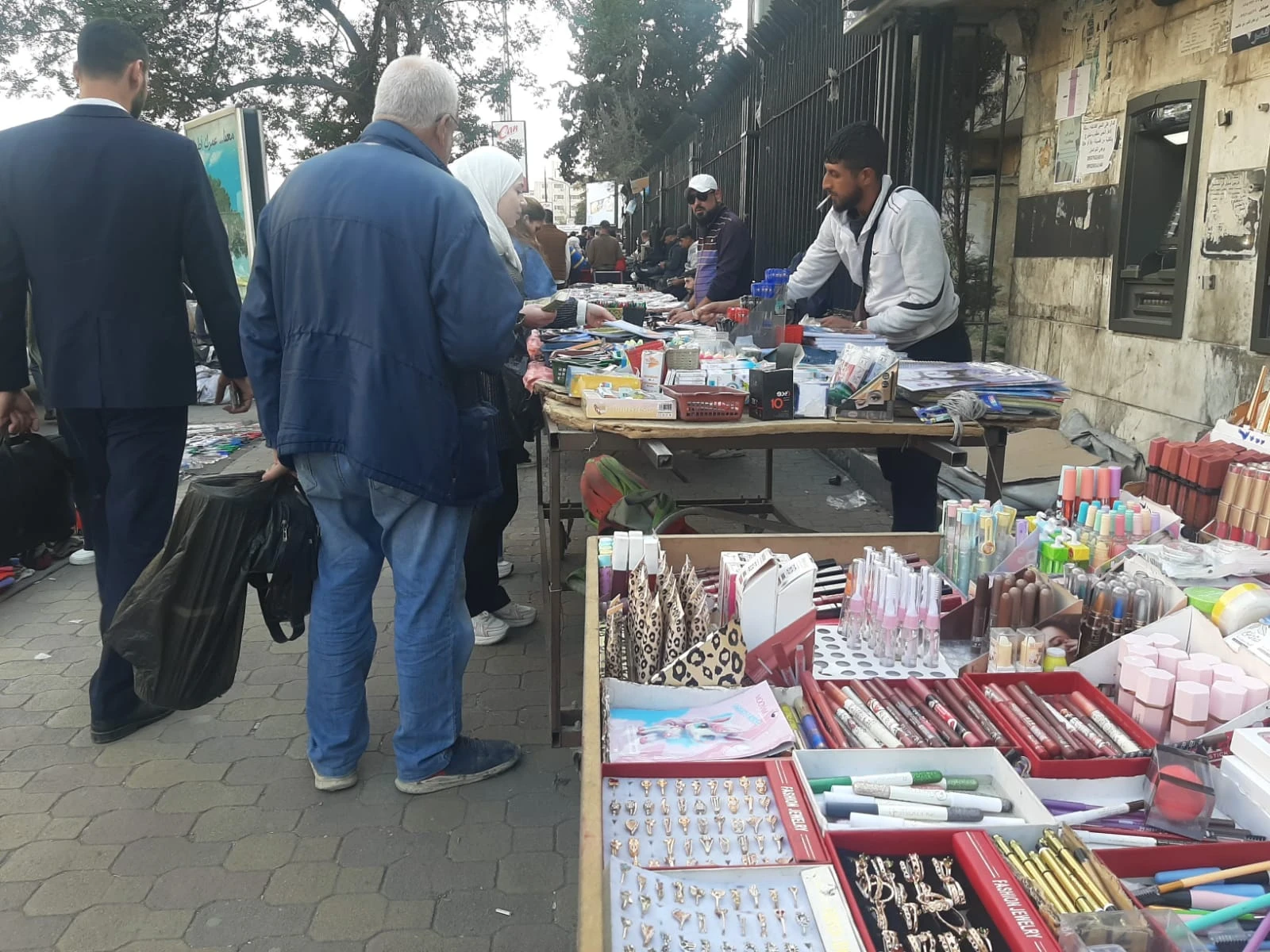 طفل يجر عربة في دمشق في المنطقة الواقعة خلف القصر العدلي أمام سوق الحميدية