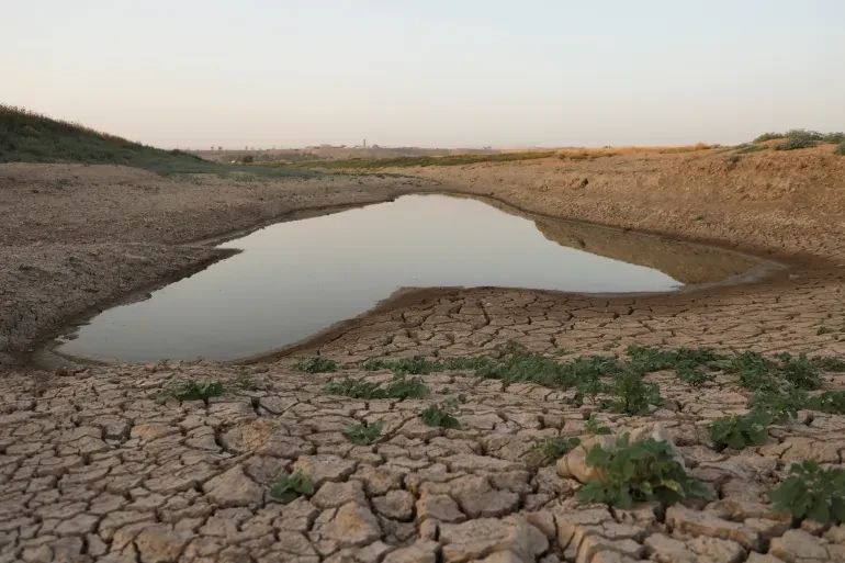 أرض متشققة على ضفاف نهر الخابور بفعل الجفاف شمال شرقي سوريا (رويترز)