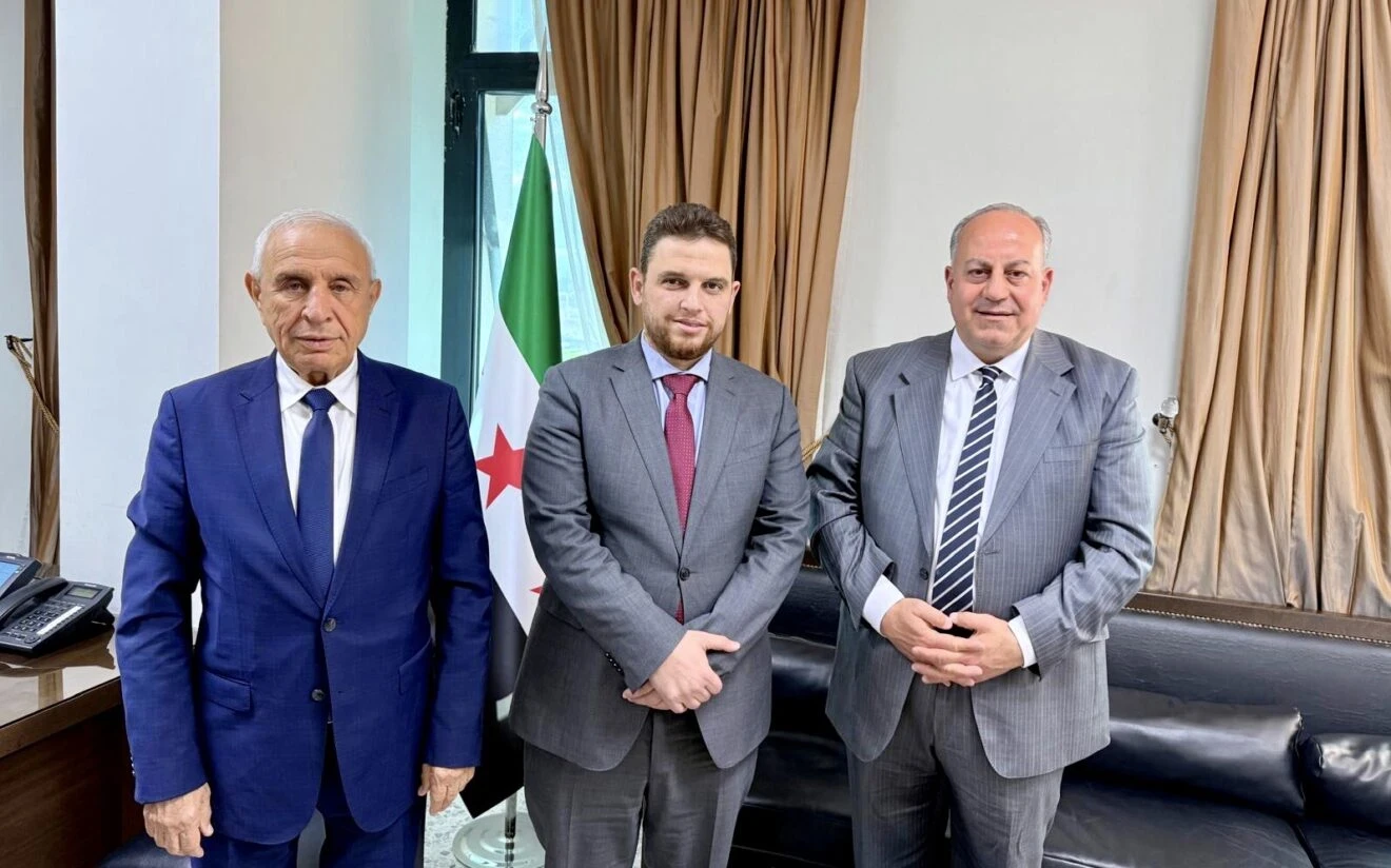 يتوسط السيد زكريا لبابيدي، السيد مروان دباغ (من اليمين) والسيد جوني عبو (من اليسار).