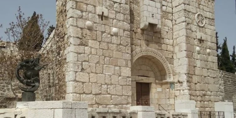 باب كنيسة مار بولص في منطقة باب شرقي في دمشق ويظهر التمثال المسروق بجانبه