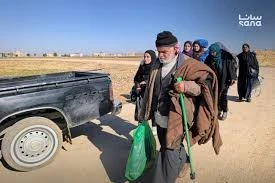 سوريون يخرجون من دير حافر