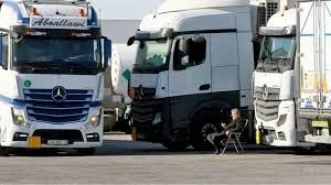 شاحنات اردنية على الحدود السورية