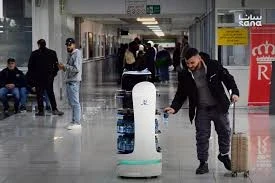 روبوت ذكي في مطار دمشق يقدم الماء والتمور في مطار دمشق للمسافرين مجانا