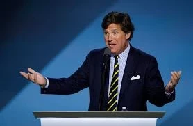 الصحافي الامريكي تاكر كارلسون