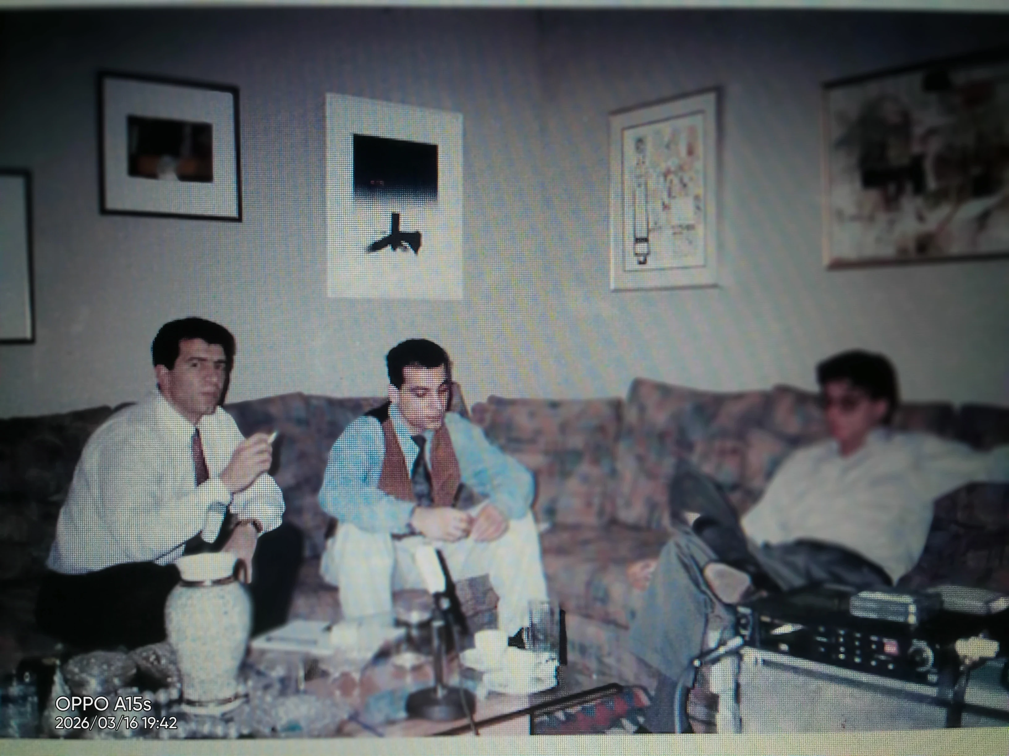 الكاتب في جلسة سمر في منزل الشاعر الكبير محمود درويش