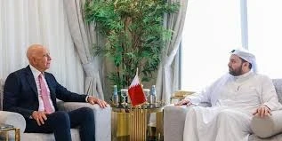 المبعوث الامريكي الخاص لسوريا توم باراك ووزير الدولية القطري محمد الخليفي