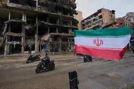 علم ايران وسط شارع في بيروت