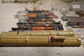 معدات عسكرية وأسلحة تمت مصادرتها بعد تفكيك شبكة ارهابية في حمص