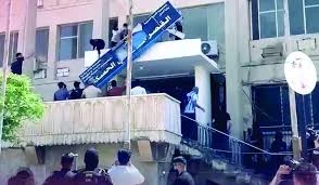 افراد من قسد يقومون بعملية تخريبية  في القصر العدلي في الحسكة
