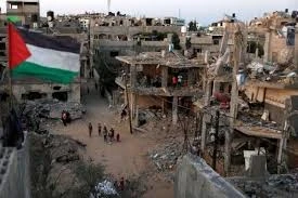 علم فلسطين يرفرف على دمار غزة