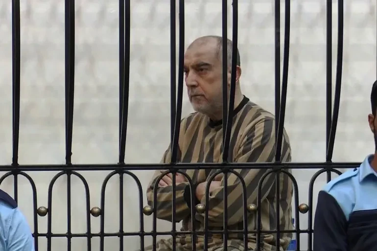عاطف نجيب أثناء مثوله أمام محكمة الجنايات الرابعة (الجزيرة)