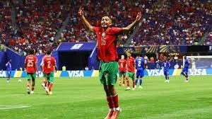 لاعب من فريق المغرب يرفع يديه معلنا الانتصار