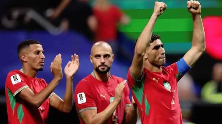 لاعبون من الفريق المغربي يبتهجون بالنصر