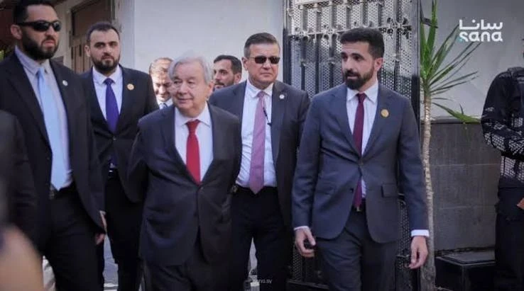 المندوب السوري الدائم في الأمم المتحدة ابراهيم العلبي يرافق الامين العام للامم المتحدة انطونيو غوتيريش