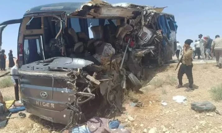 مكان حادث اصطذام الخافلتين على طريق دير  الزور