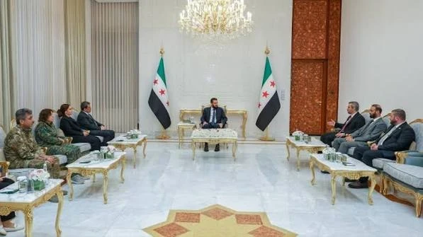 الرئيس احمد الشرع مستقبلا الوفد الكردي برئاسة مظلوم عبدي