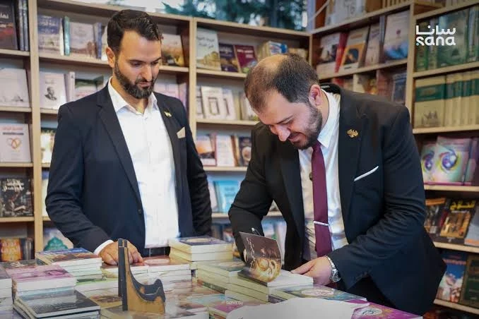 الشاعر محمد أيهم سليمان يوقع على ديوانه الجديد قلب على جبهتين