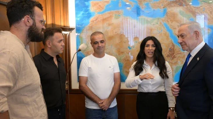 رئيس وزراء دولة الاحتلال يستقبل السباك "الطيار"