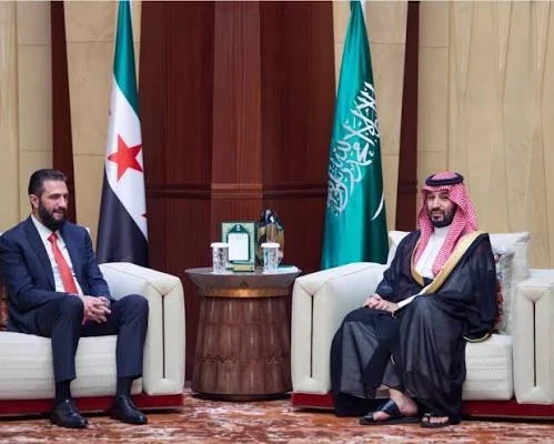 ولي العهد السعودي محمد بن سلمان يستقبل الرئيس السوري احمد الشرع
