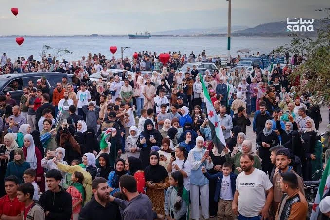 تجمع جماهيري في بانياس احتفالا بالقبض على المجرم معراج أورال